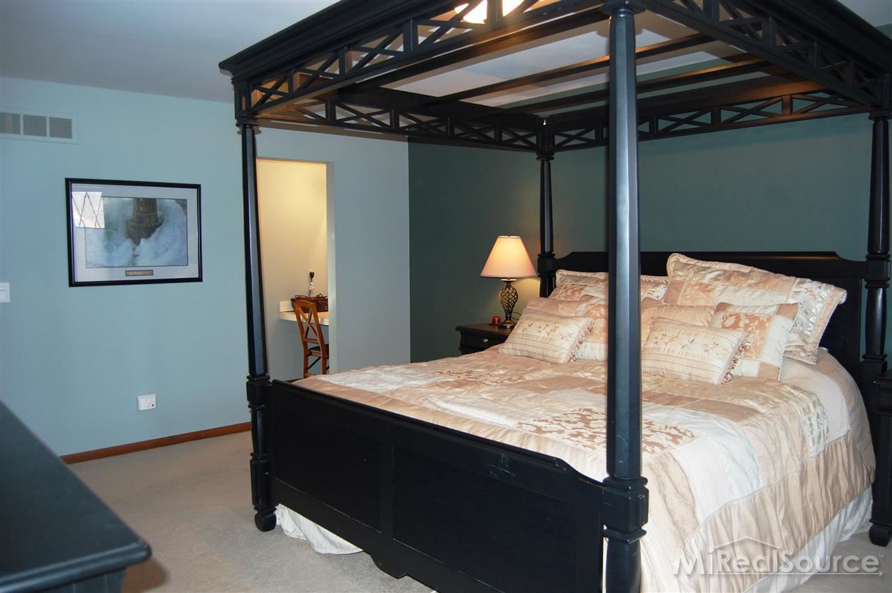 1833 Jason Circle Rochester, MI 48306 - Photo 20 of 29 31203423-19.JPG