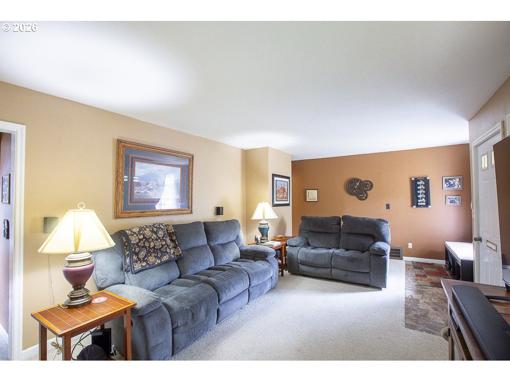 907 Fourth Street La Grande, OR 97850 - Photo 3 of 38