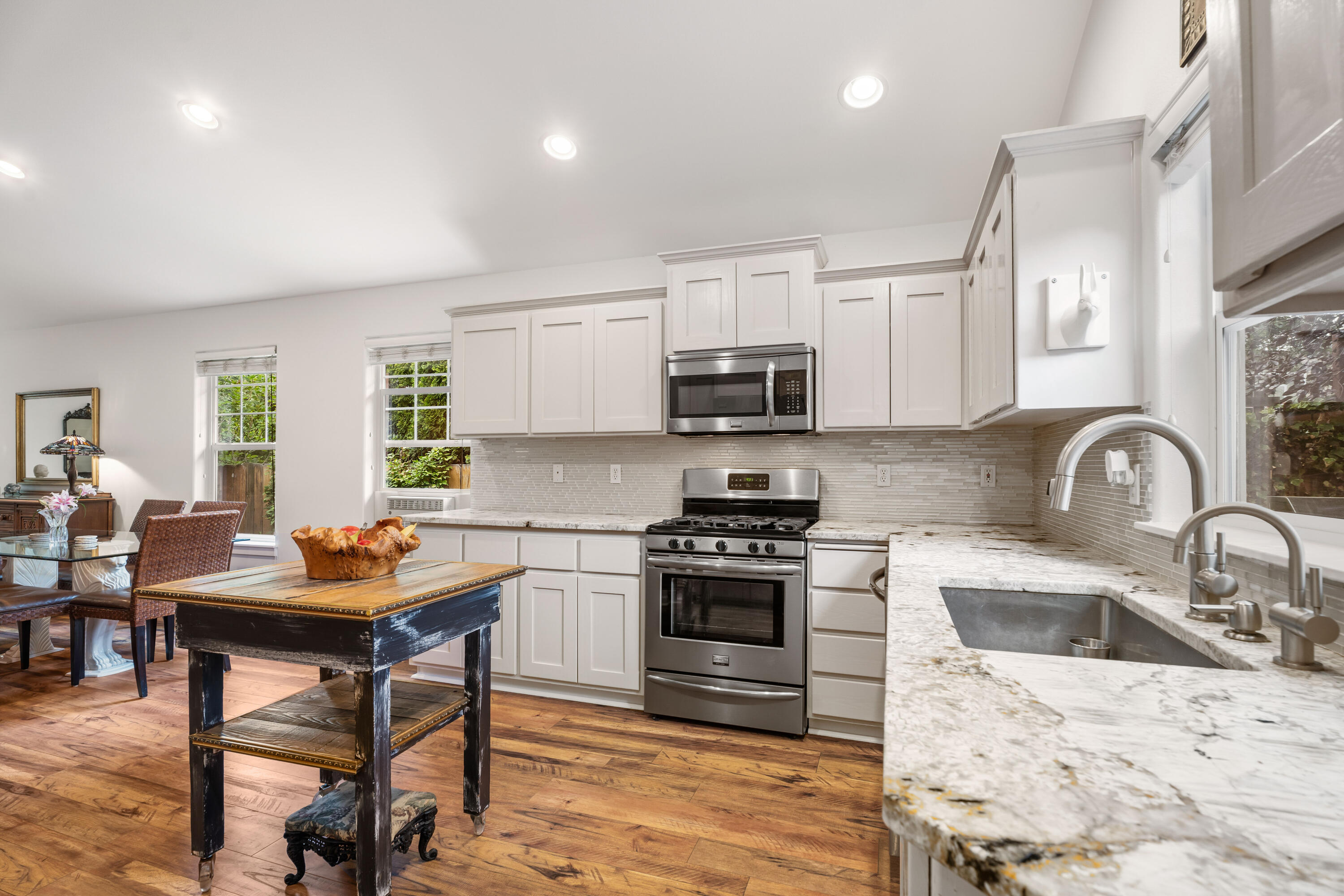 62745 Larkview Road Bend, OR 97701 - Photo 11 of 29 08-Kitchen