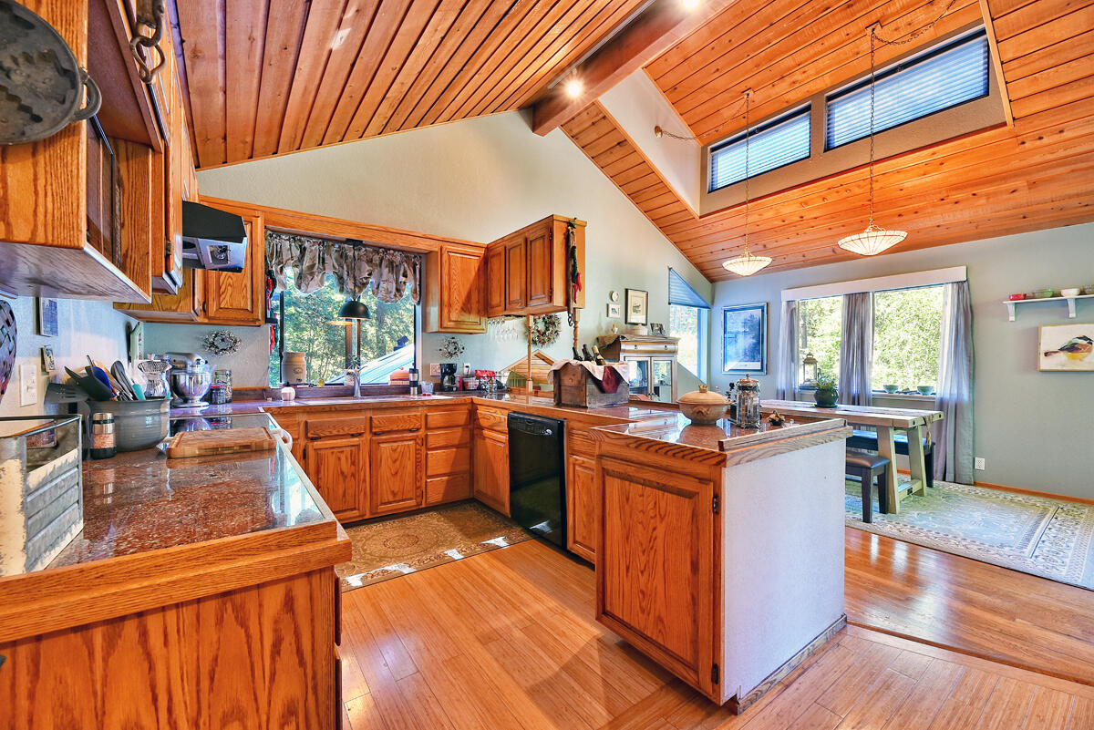 1090 Tunnel Road Glendale, OR 97442 - Photo 16 of 53 15
