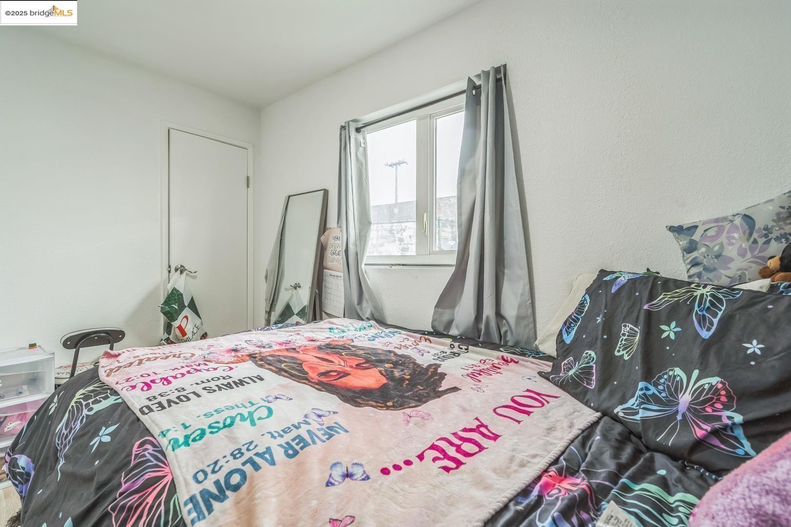 874 Pine Street Oakland, CA 94607 - Photo 23 of 32 a bedroom with a bed and a dresser