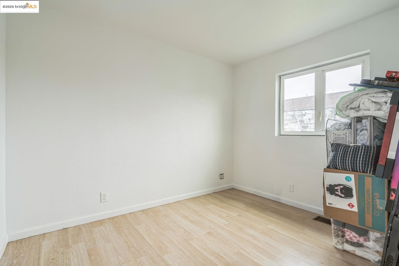 874 Pine Street Oakland, CA 94607 - Photo 27 of 32 an empty room with a window