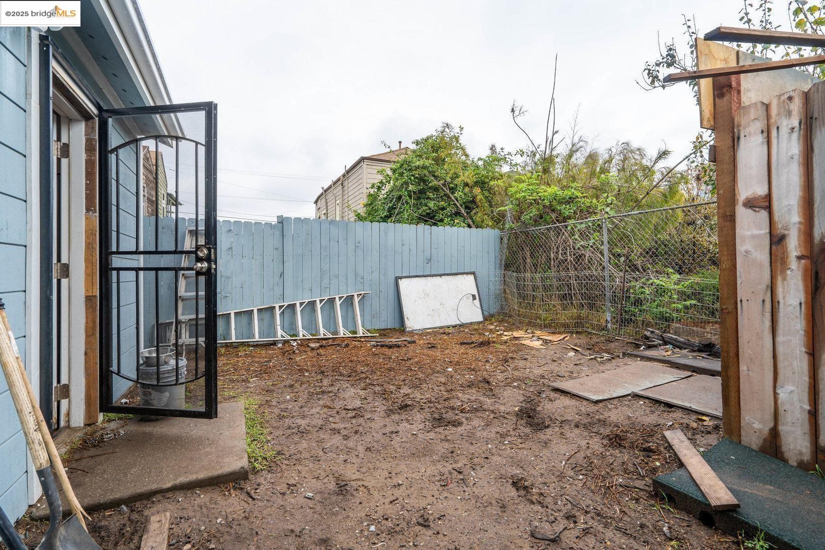 874 Pine Street Oakland, CA 94607 - Photo 30 of 32 a view of a backyard with a garden