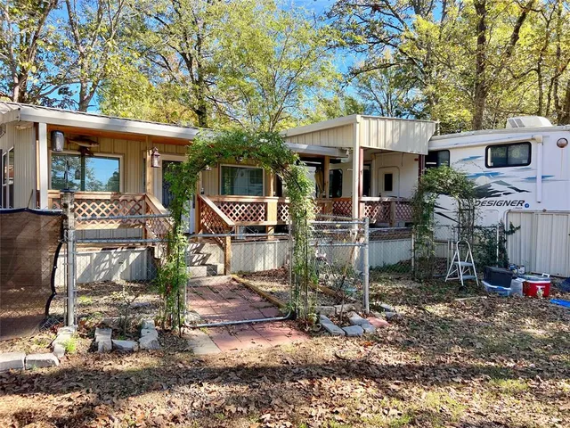 a view of a house with backyard