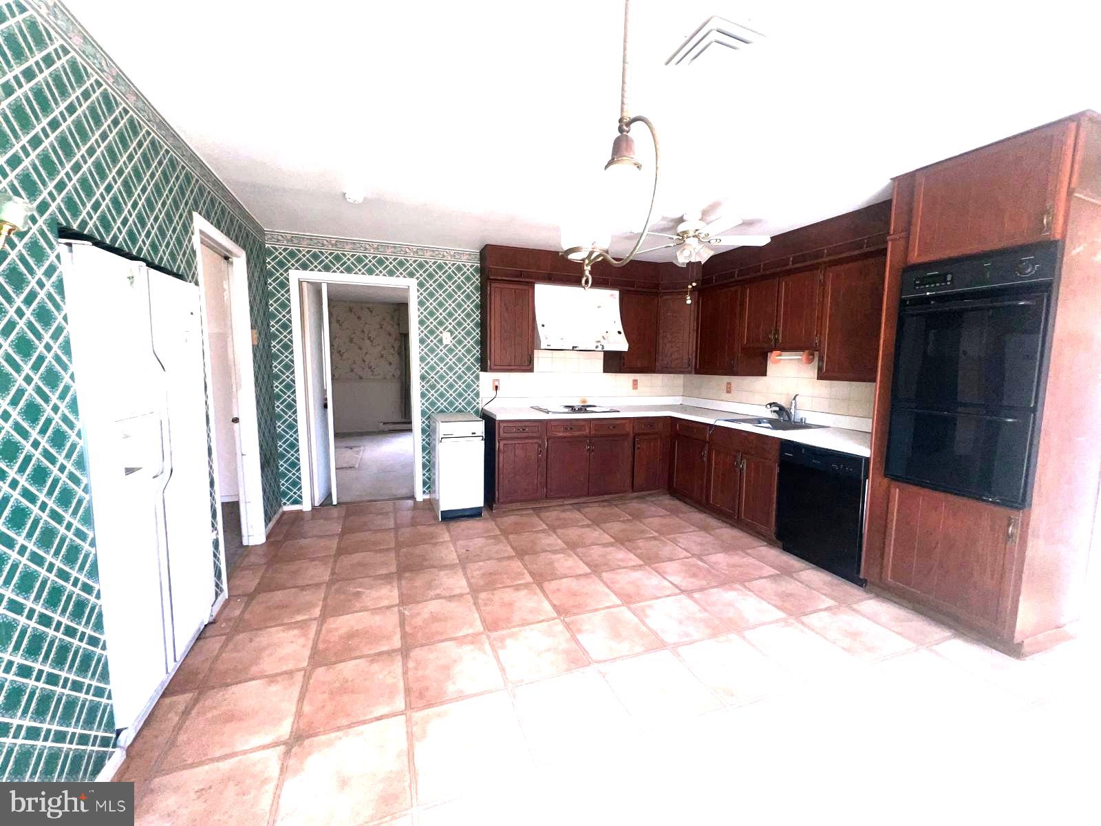 5709 Turner Road Broad Run, VA 20137 - Photo 5 of 17 Charming kitchen with vibrant accents.
