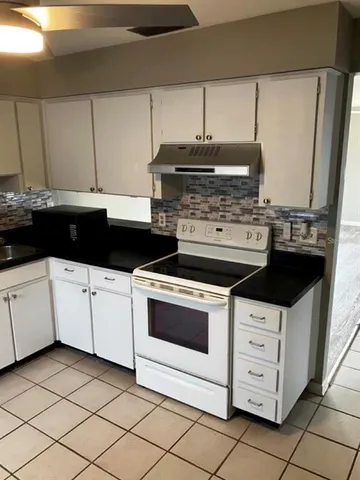 $1,800 | 10722 Crowngate Lane, Tampa, FL 33624