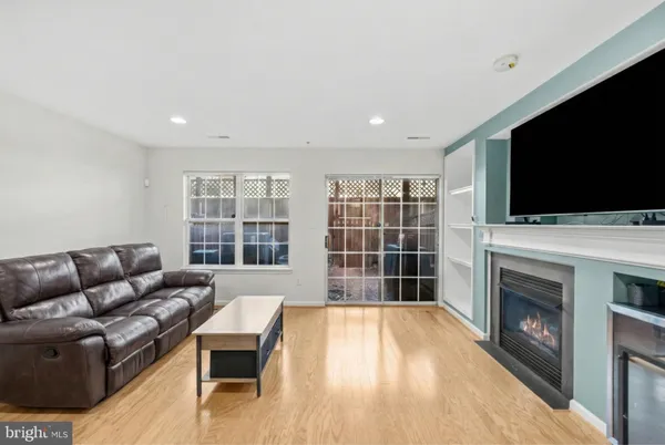 $4,300 | 381 Livermore Lane, Alexandria, VA 22304