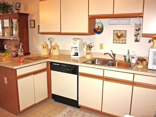 21660 Quail Ridge Drive Riverview, MI 48193 - Photo 6 of 15 Eat-in kit w/ceramic tile flr!