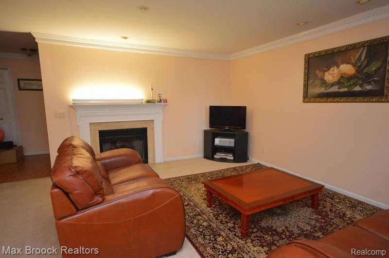 1635 Huntington Park Rochester, MI 48309 - Photo 2 of 18