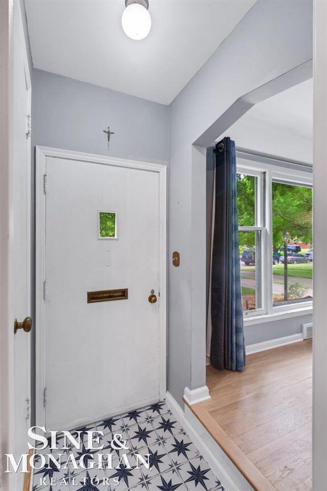 1367 Kensington Avenue Grosse Pointe, MI 48230 - Photo 3 of 36 50059728-2.JPG