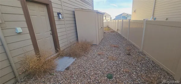 a view of a backyard