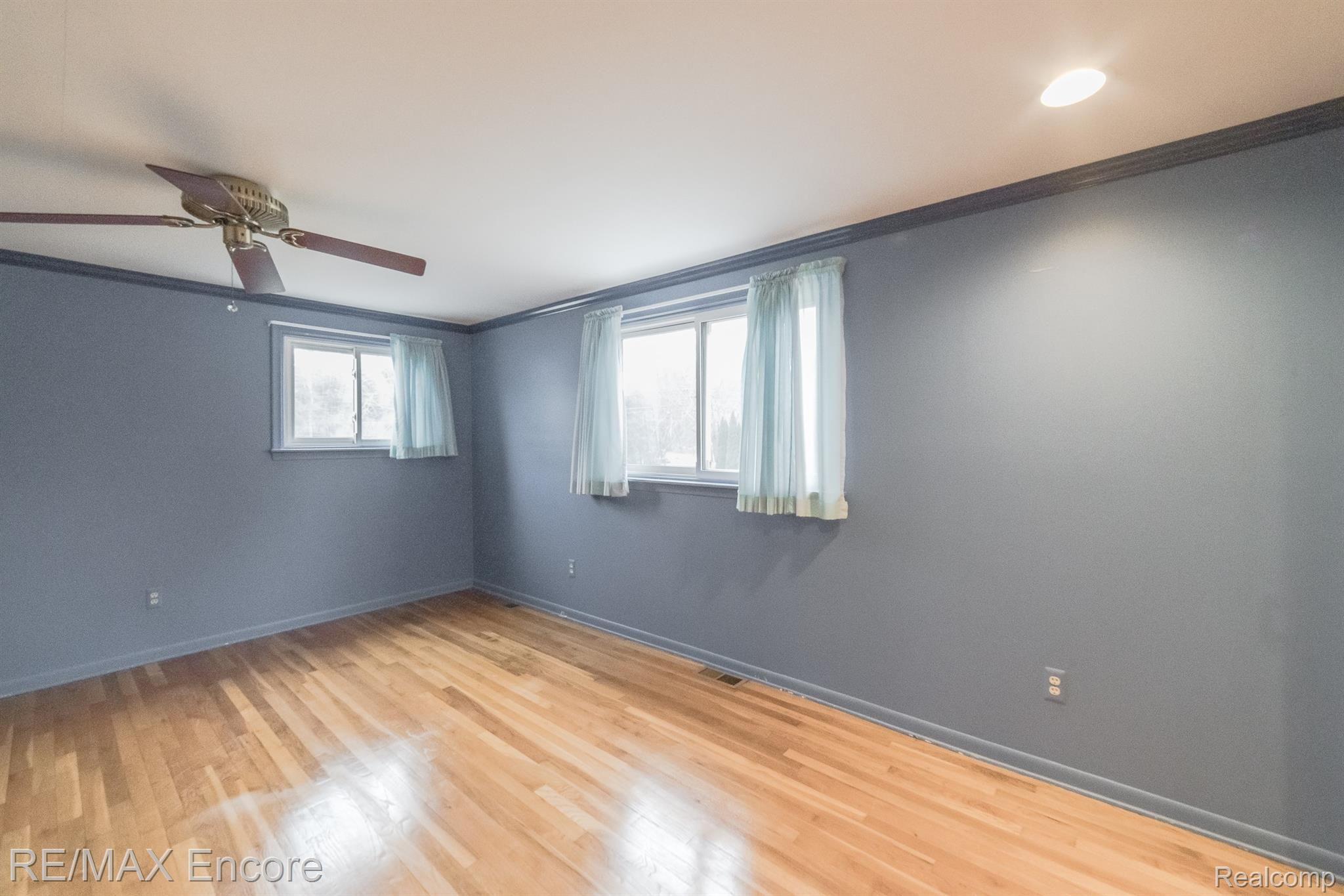 948 Spartan Court Rochester, MI 48309 - Photo 25 of 41 The blue bedroom features refinished hardwood floors.