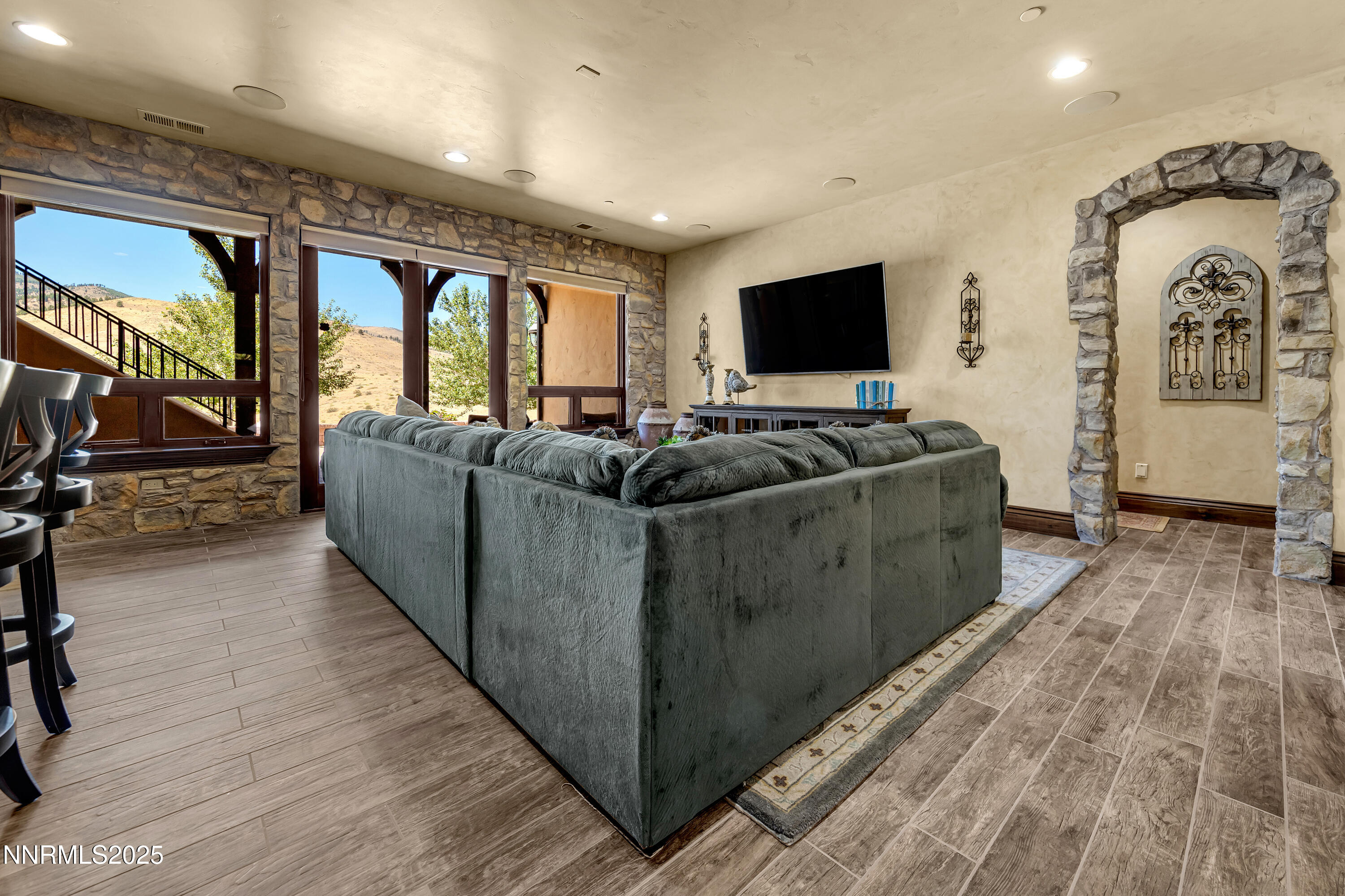 3166 Vista Favoloso Reno, NV 89519 - Photo 40 of 81 a living room with furniture and a flat screen tv