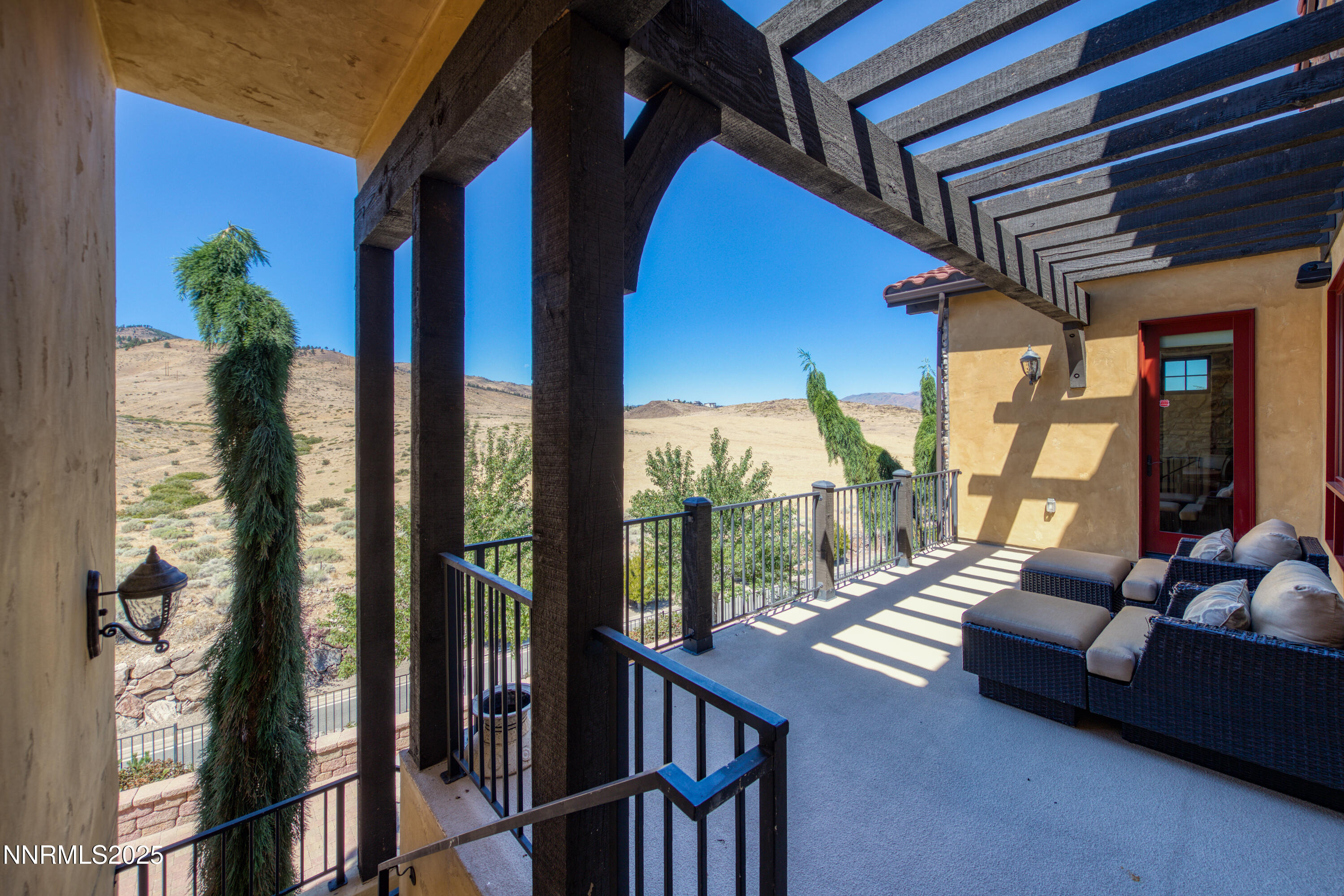3166 Vista Favoloso Reno, NV 89519 - Photo 73 of 81 a living room with furniture and a large window