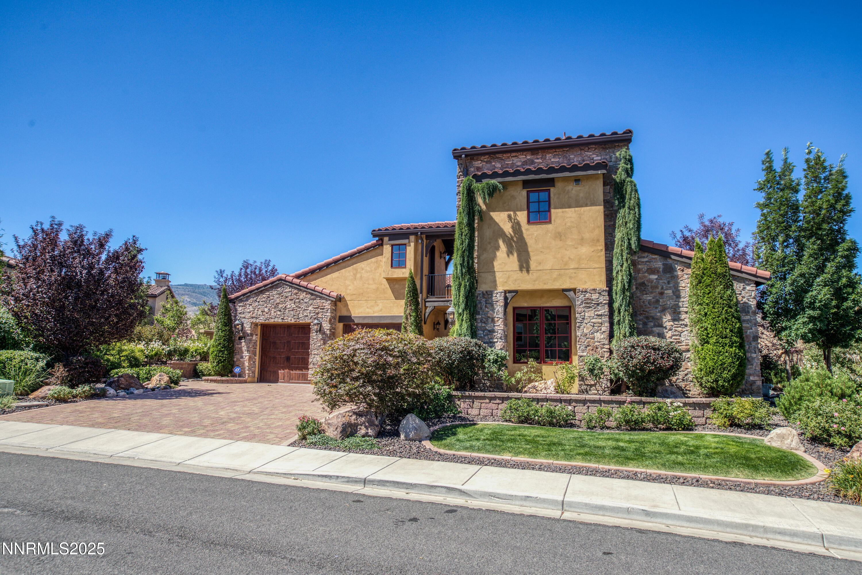 3166 Vista Favoloso Reno, NV 89519 - Photo 80 of 81 a front view of a house with garden