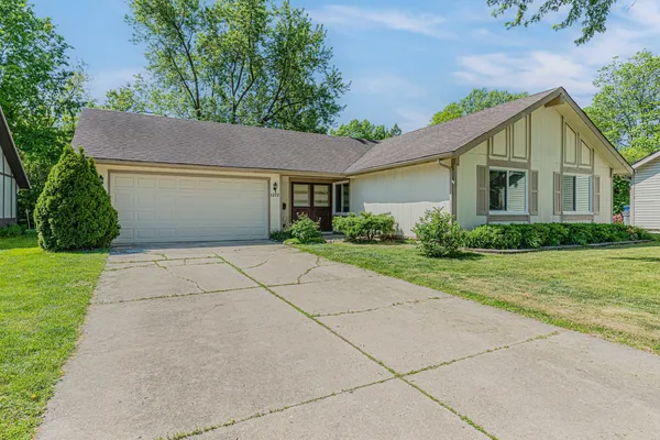 $380,000 | 1272 Arlington Drive West, Hanover Park, IL 60133