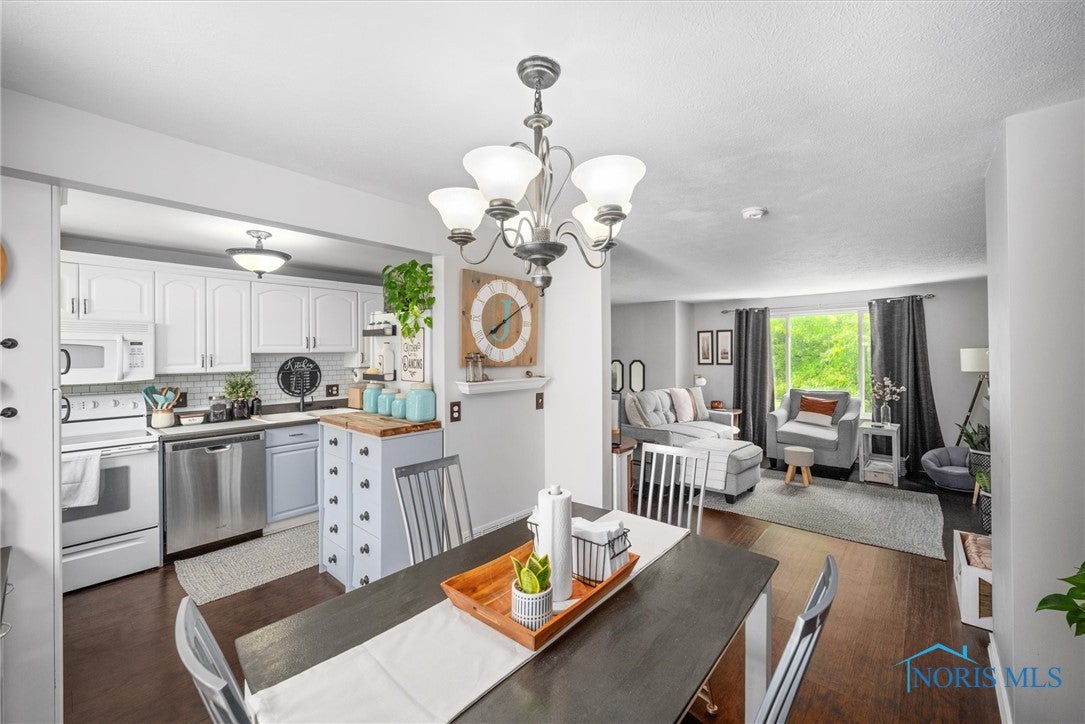 5453 Brook Point Road Toledo, OH 43611 - Photo 10 of 32 Dining
