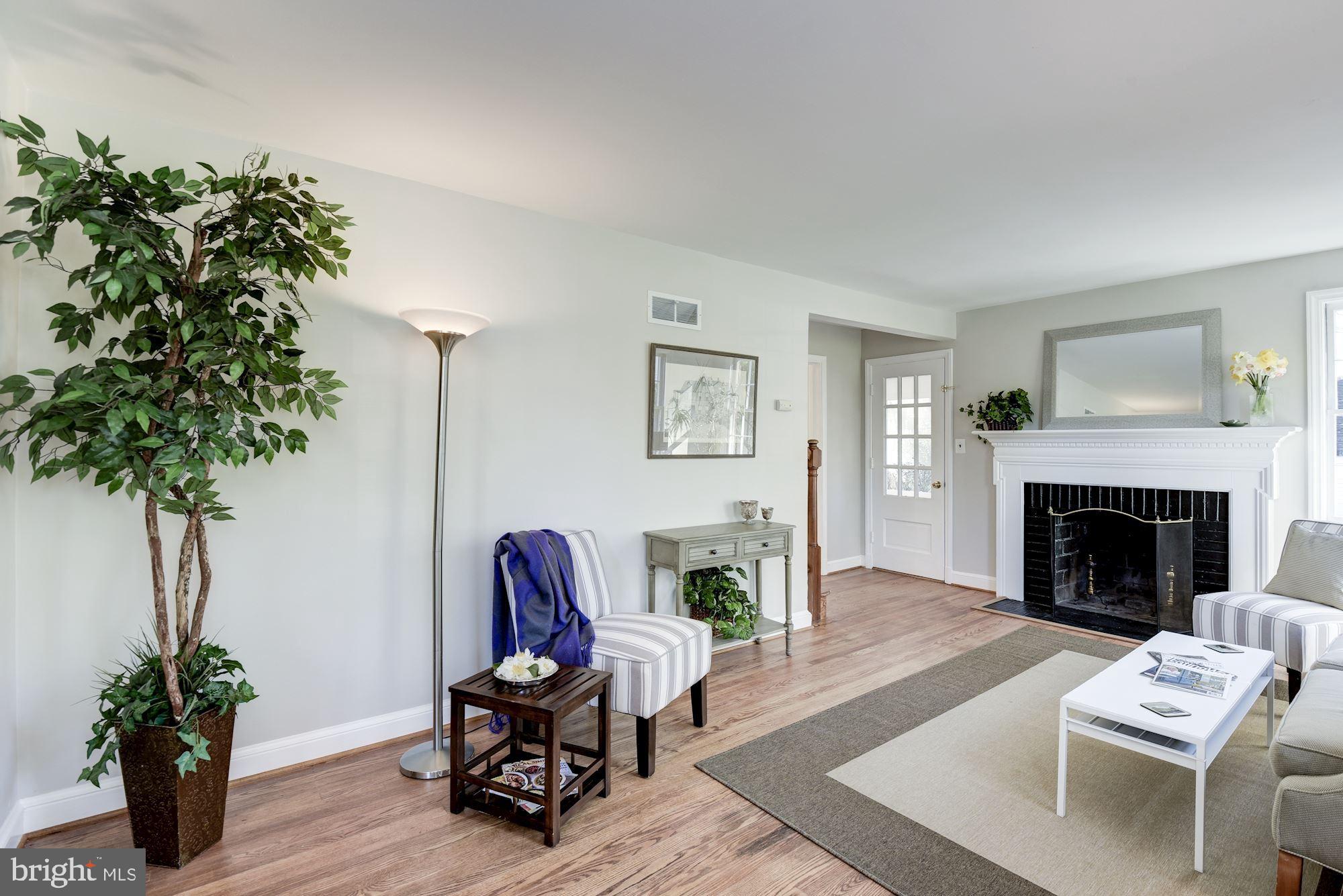 5909 Gloster Road Bethesda, MD 20816 - Photo 3 of 39 Living room