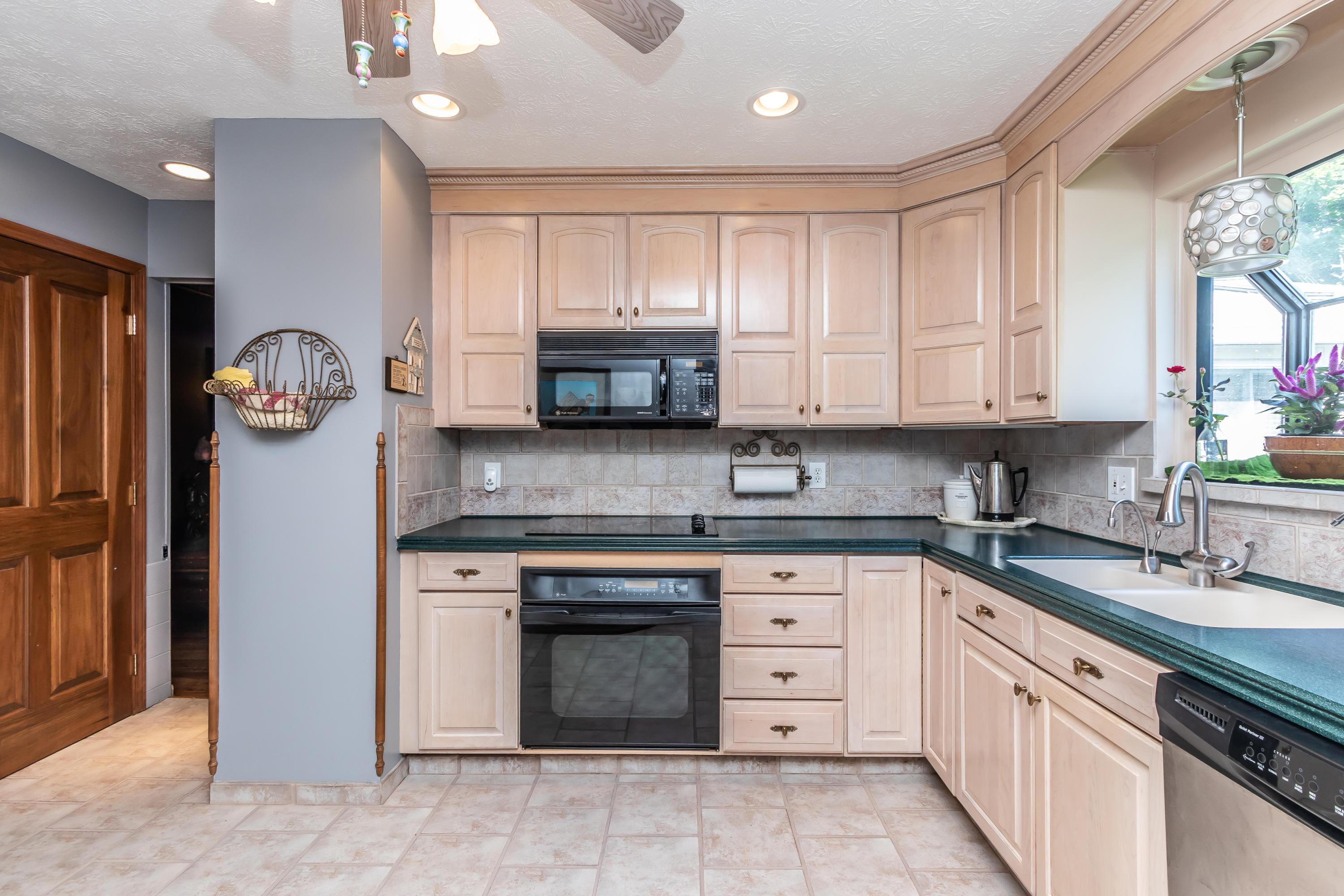1426 Reymond Road Columbus, OH 43220 - Photo 9 of 41 Gallery Image 9