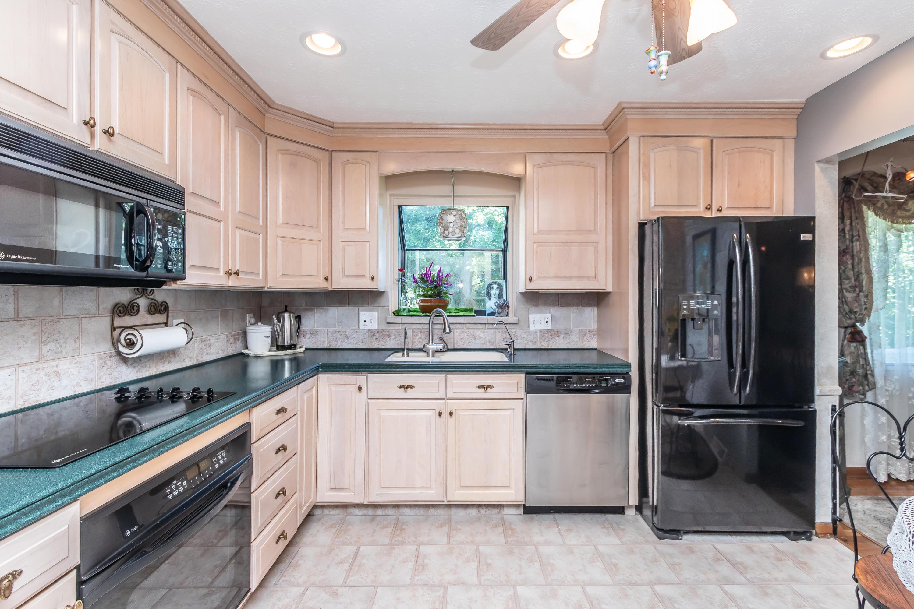 1426 Reymond Road Columbus, OH 43220 - Photo 10 of 41 Gallery Image 10