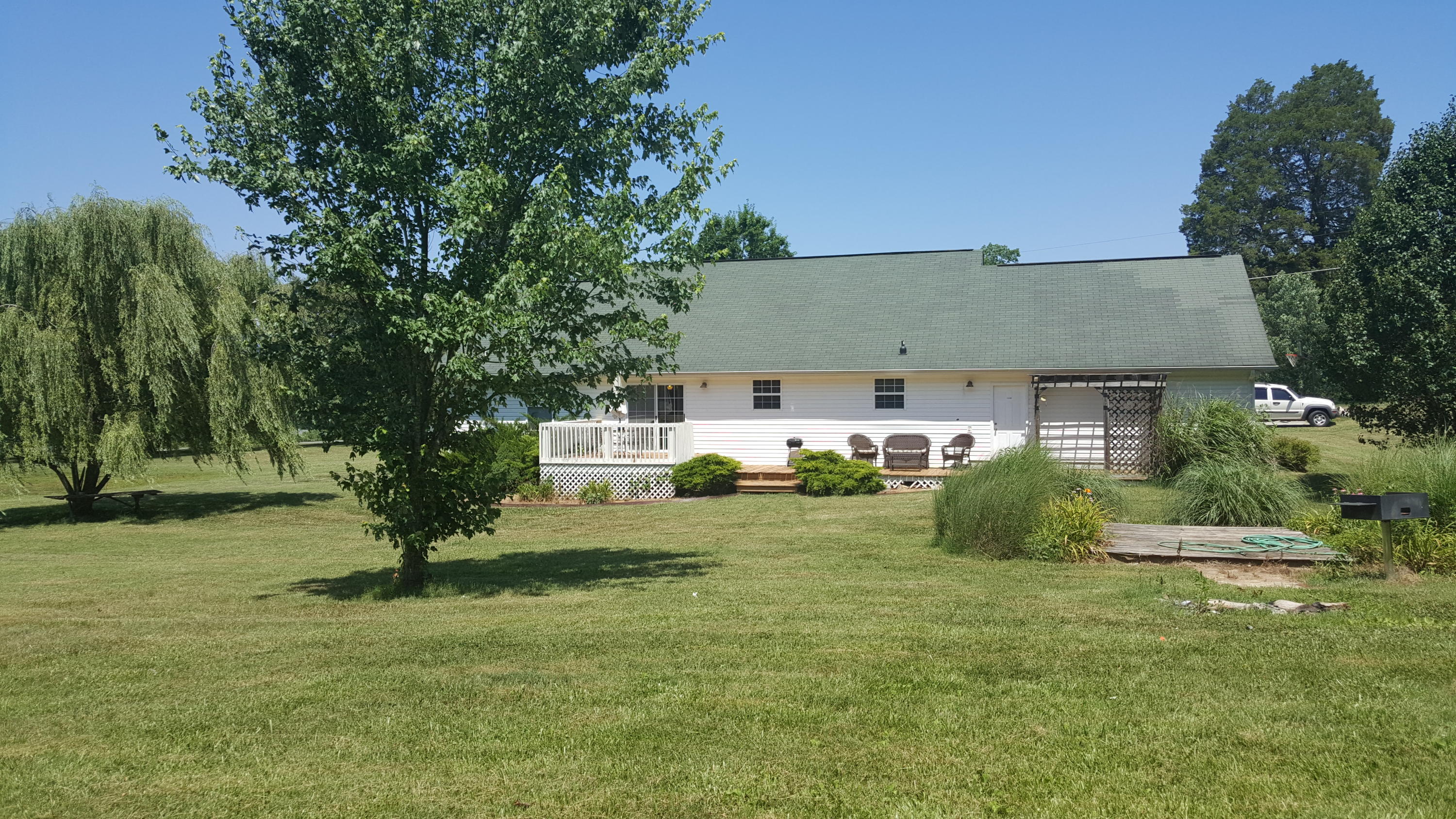 1006 Mountain Road Clinton, TN 37716 - Photo 14 of 17 BIG BACKYARD!