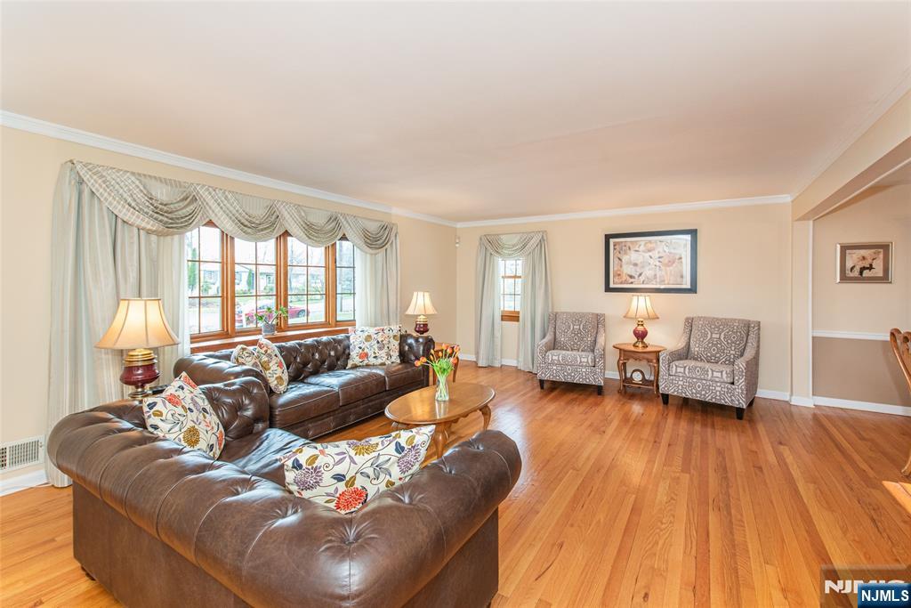5 Oak Ridge North Caldwell, NJ 07006 - Photo 4 of 33
