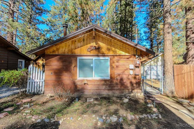 $1,100 | 709 Elysian Boulevard, Big Bear City, CA 92314