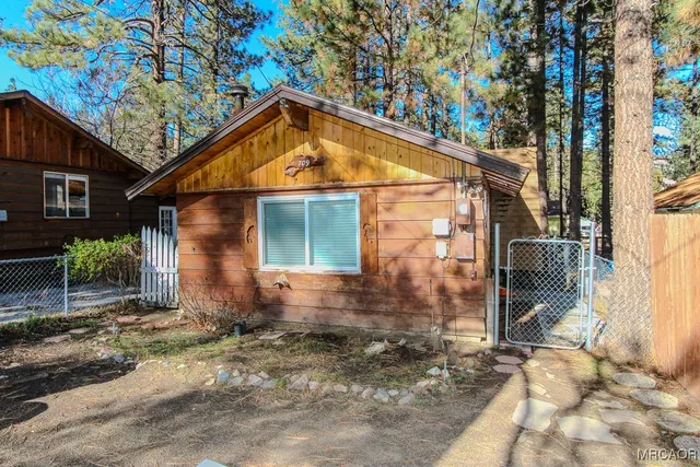 $1,100 | 709 Elysian Boulevard, Big Bear City, CA 92314