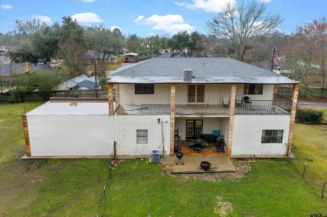 a view of a house with backyard