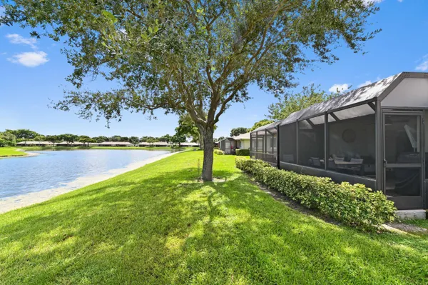 a view of a back yard