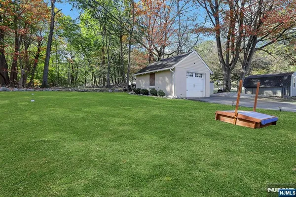 a view of a back yard