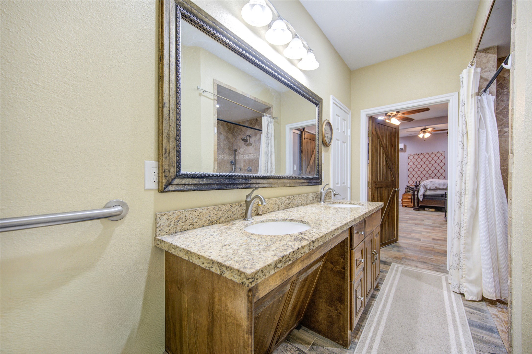 316 North Ranch House Road Angleton, TX 77515 - Photo 16 of 30 Double Vanity