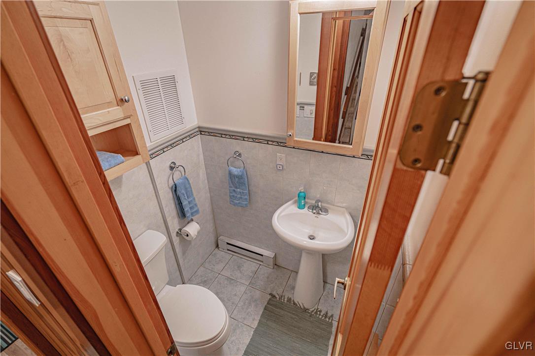 110 Mountain Park Road Allentown, PA 18103 - Photo 17 of 22 a bathroom with a sink a toilet a mirror and tub