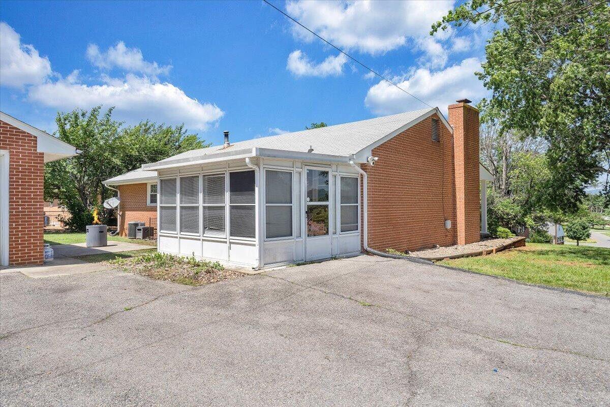 5502 Thornrose Road Roanoke, VA 24012 - Photo 25 of 37 IMG_8138