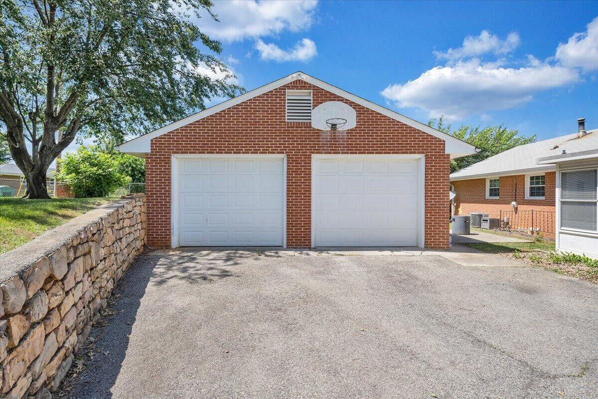 5502 Thornrose Road Roanoke, VA 24012 - Photo 28 of 37 IMG_8141