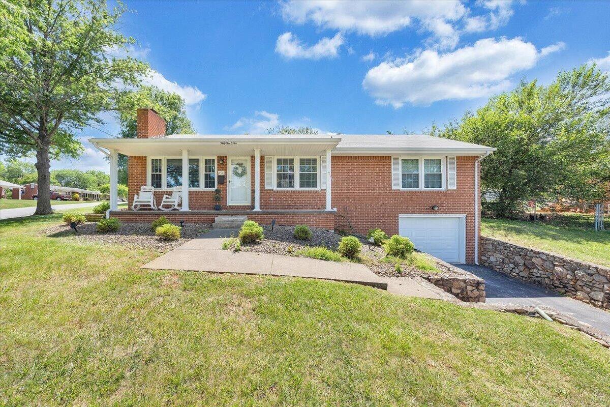 5502 Thornrose Road Roanoke, VA 24012 - Photo 31 of 37 IMG_8144