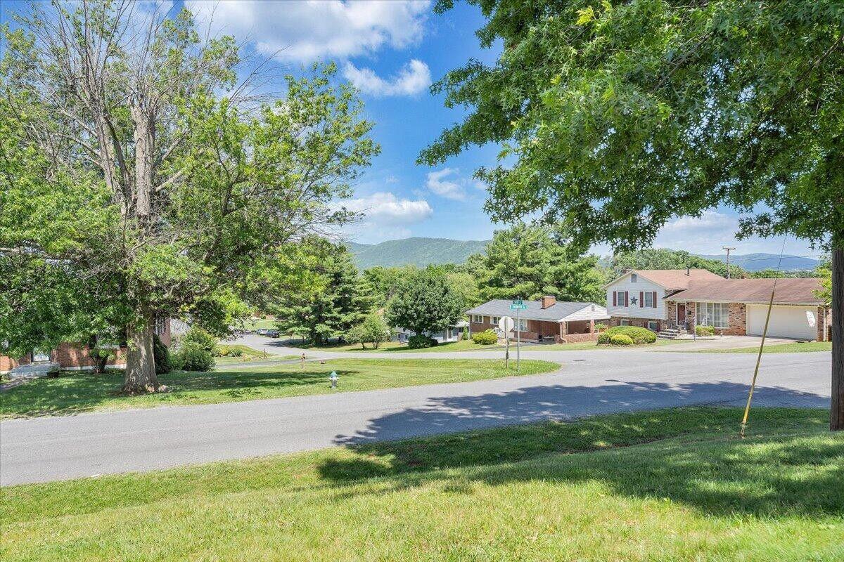 5502 Thornrose Road Roanoke, VA 24012 - Photo 32 of 37 IMG_8145