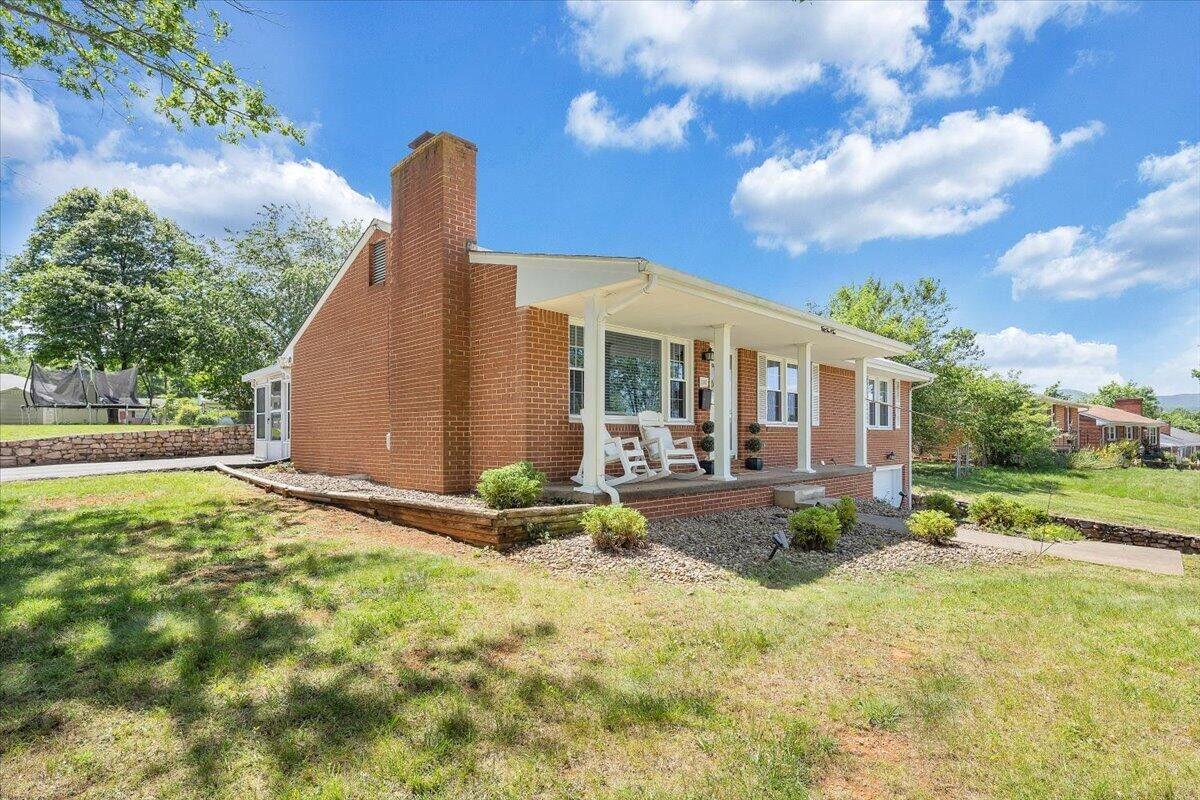5502 Thornrose Road Roanoke, VA 24012 - Photo 34 of 37 IMG_8147
