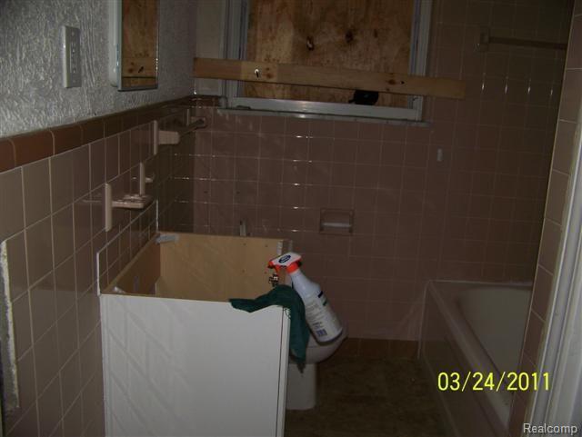 10452 Nottingham Road Detroit, MI 48224 - Photo 7 of 8 102_2897