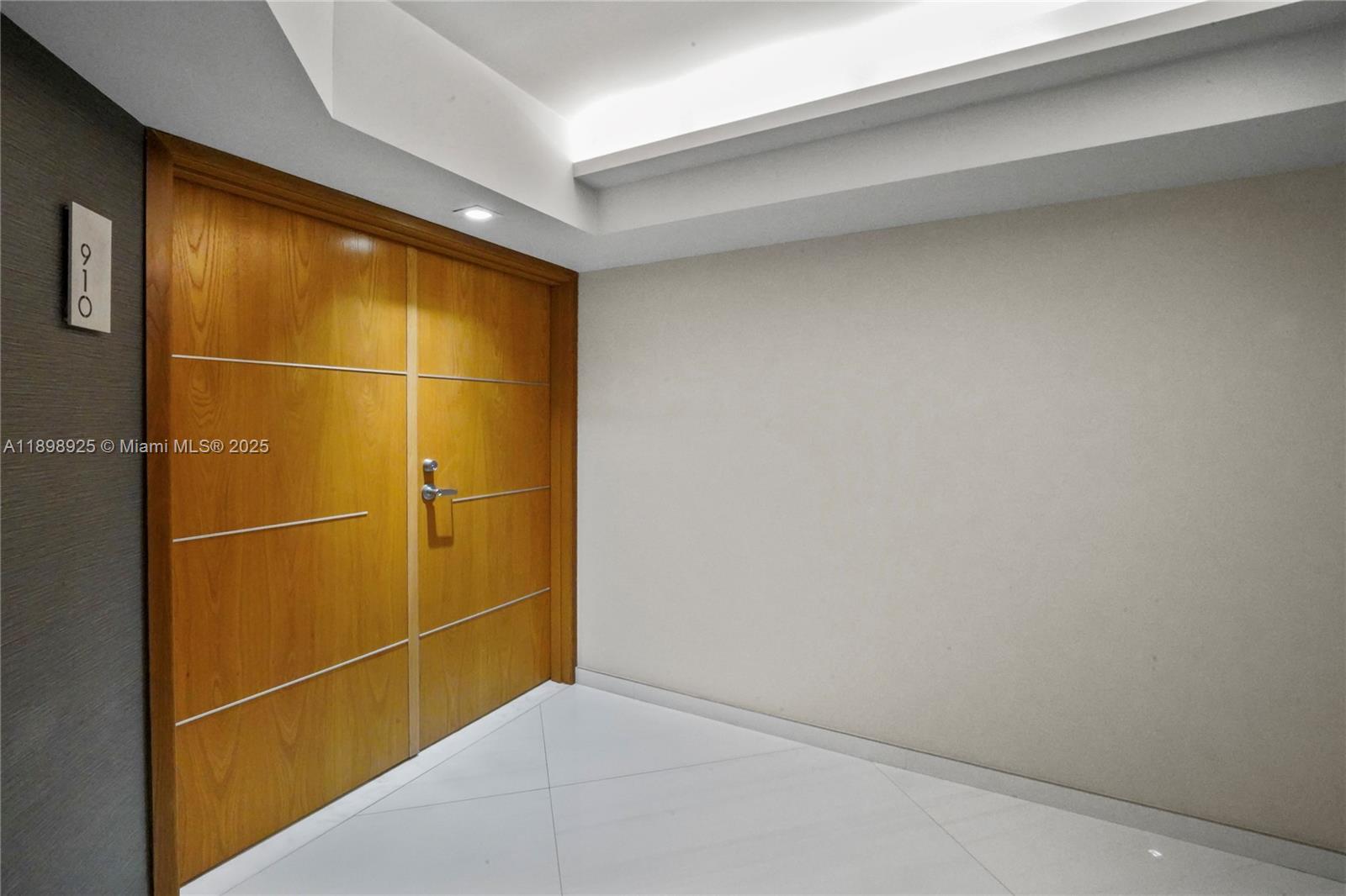 400 South Pointe Drive, Unit 910 Miami Beach, FL 33139 - Photo 2 of 44 a bathroom with a shower