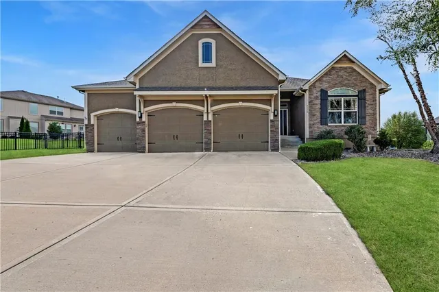 $625,000 | 4552 Northeast Park Ridge Avenue, Lee's Summit, MO 64064