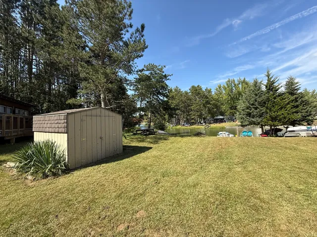 a view of a backyard
