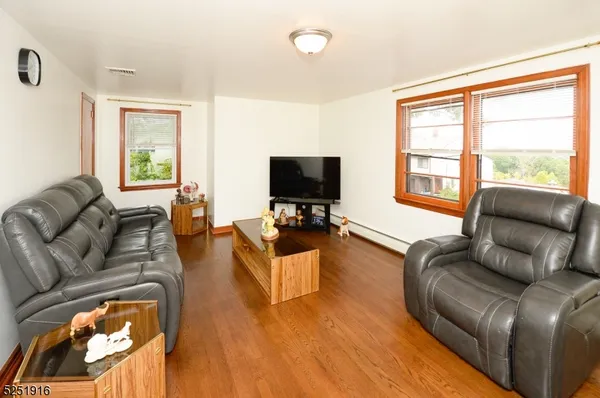 $2,350 | 4 Mary Street, Hawthorne, NJ 07506