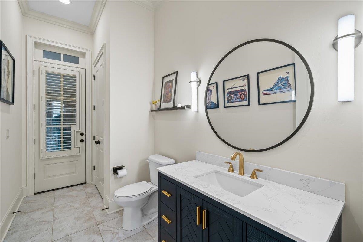 547 Lambs Brook Lane Collierville, TN 38017 - Photo 18 of 40 a bathroom with a toilet a sink and mirror