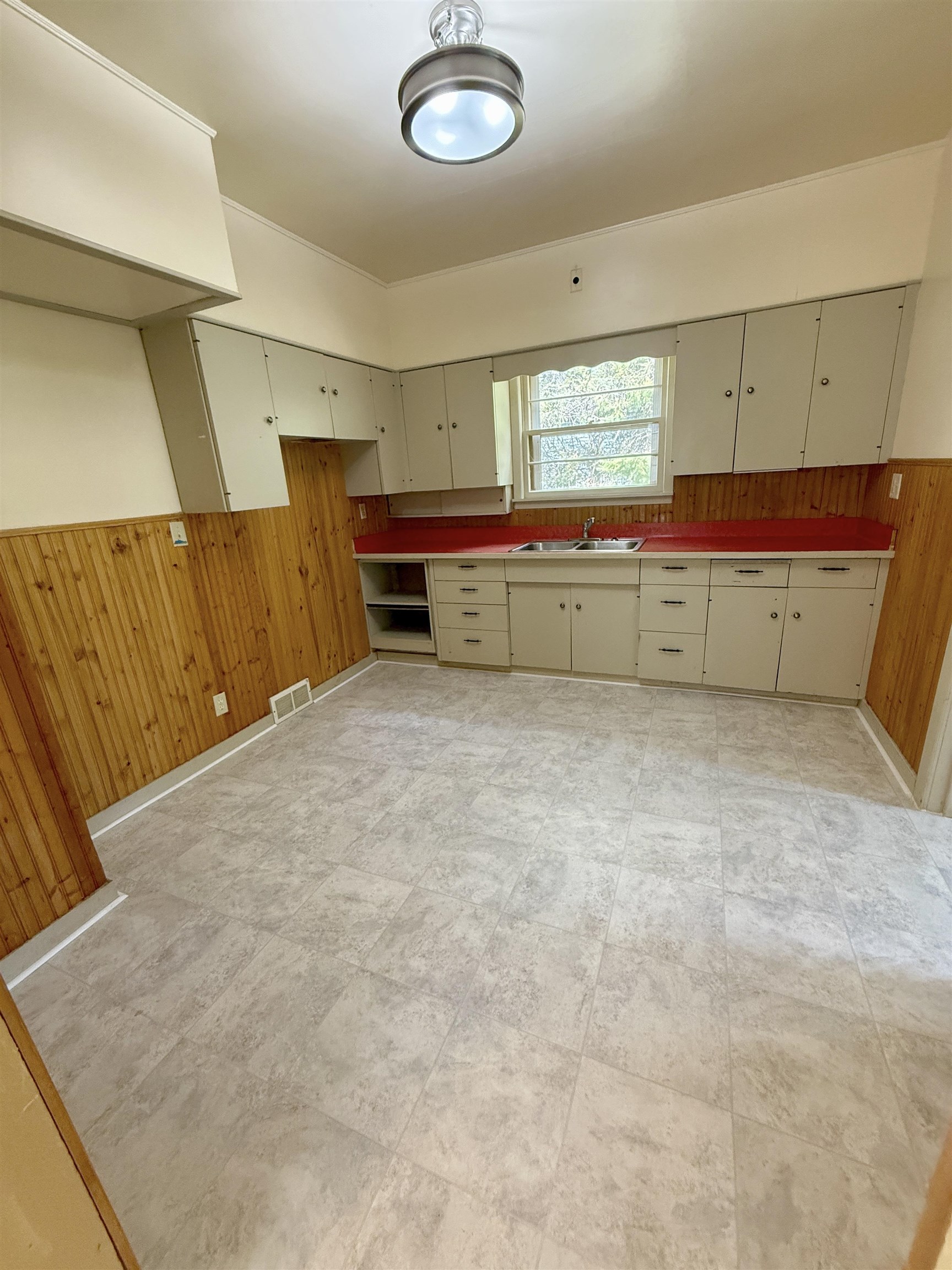 1024 Heights Street Niagara, WI 54151 - Photo 14 of 29