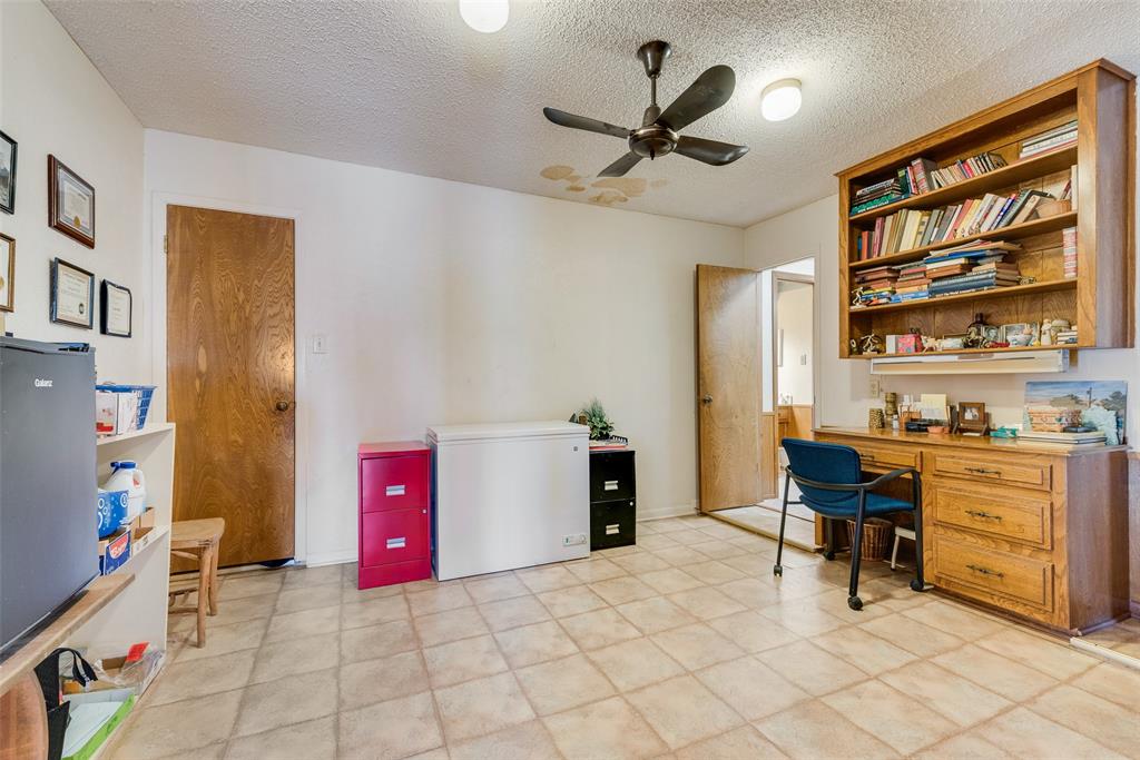 830 Mt Zion Road Midlothian, TX 76065 - Photo 23 of 36 Office/ Laundry room.