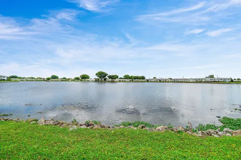 $108,000 | 1116 Lake Terrace, Unit 207, Boynton Beach, FL 33426