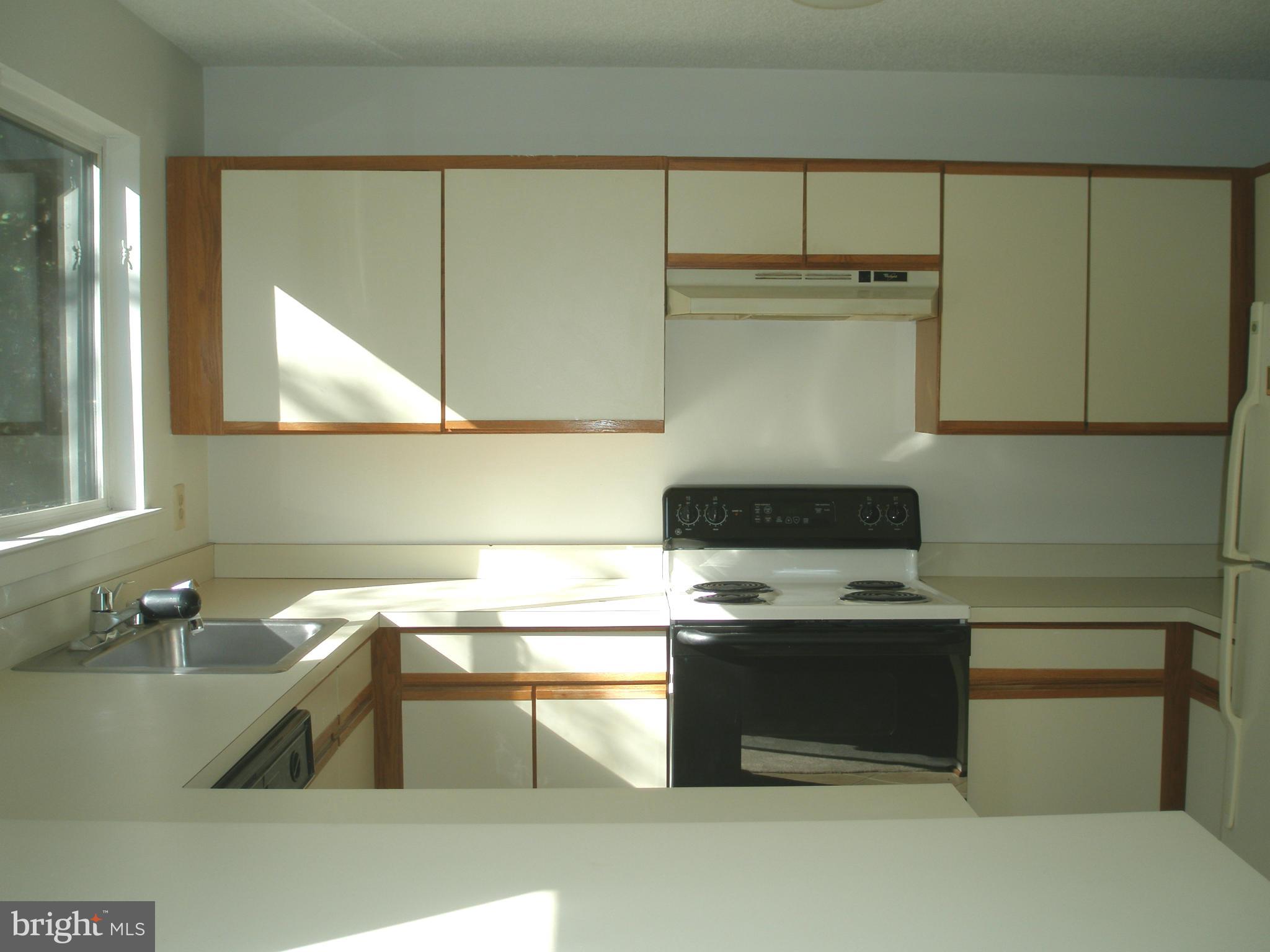 11701 Summerchase Circle, Unit 11701B Reston, VA 20194 - Photo 5 of 24 Kitchen