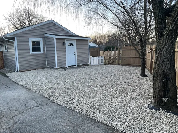 $2,000 | 519 Waukegan Road, Lake Bluff, IL 60044