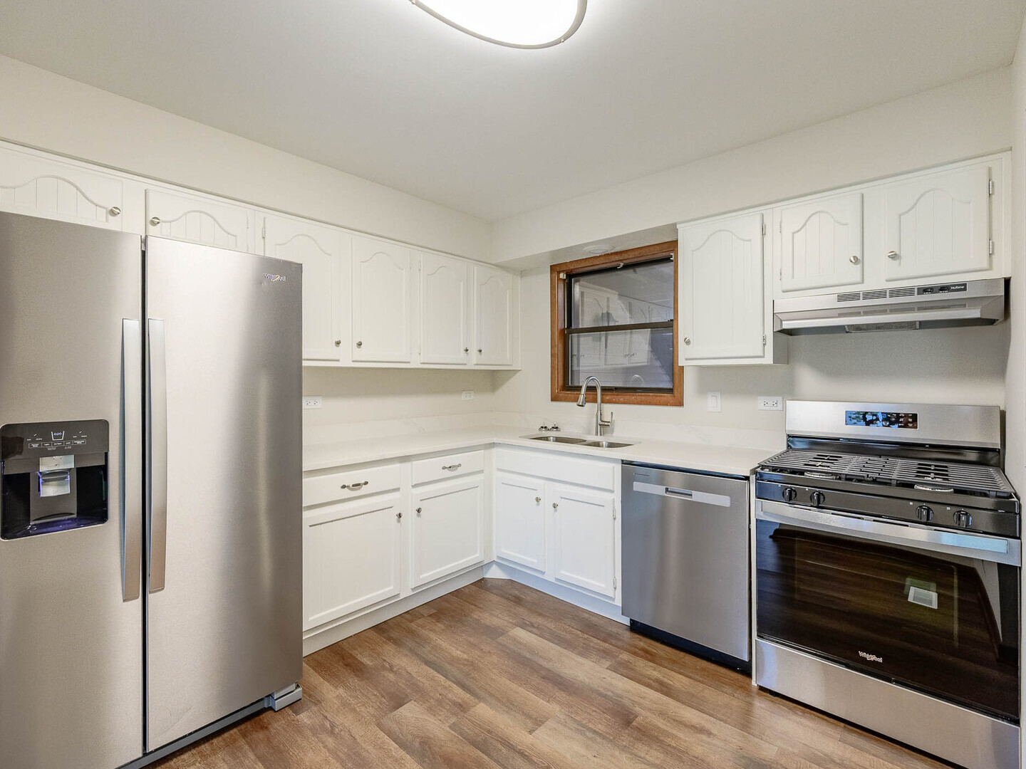 19211 Elm Drive, Unit 145 Country Club Hills, IL 60478 - Photo 8 of 16 a kitchen with granite countertop white cabinets and white appliances